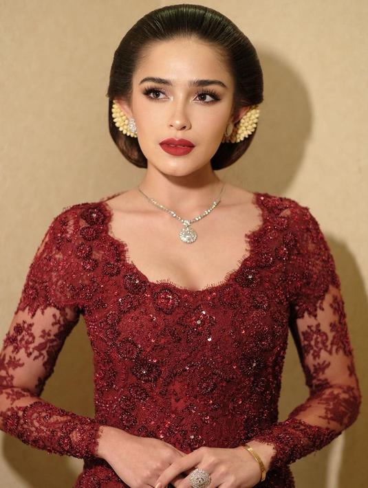 Penampilan Yasmine dengan kebaya dan sanggul ini pun banjir pujian netizen. Tak sedikit pula sahabat selebriti yang turut memberikan pujian kepadanya. (Liputan6.com/IG/@yaswildblood)
