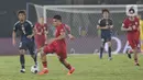 Duel antara timnas Indonesia melawan Jepang berlangsung ketat sejak menit awal pertandingan. (Liputan6.com/Angga Yuniar)