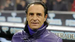Pelatih Fiorentina, Cesare Prandelli mengamati anak didiknya berlaga kontra AC Milan dalam lanjutan partai Serie A pada 17 Januari 2009 di San Siro, Milan. AFP PHOTO/DAMIEN MEYER