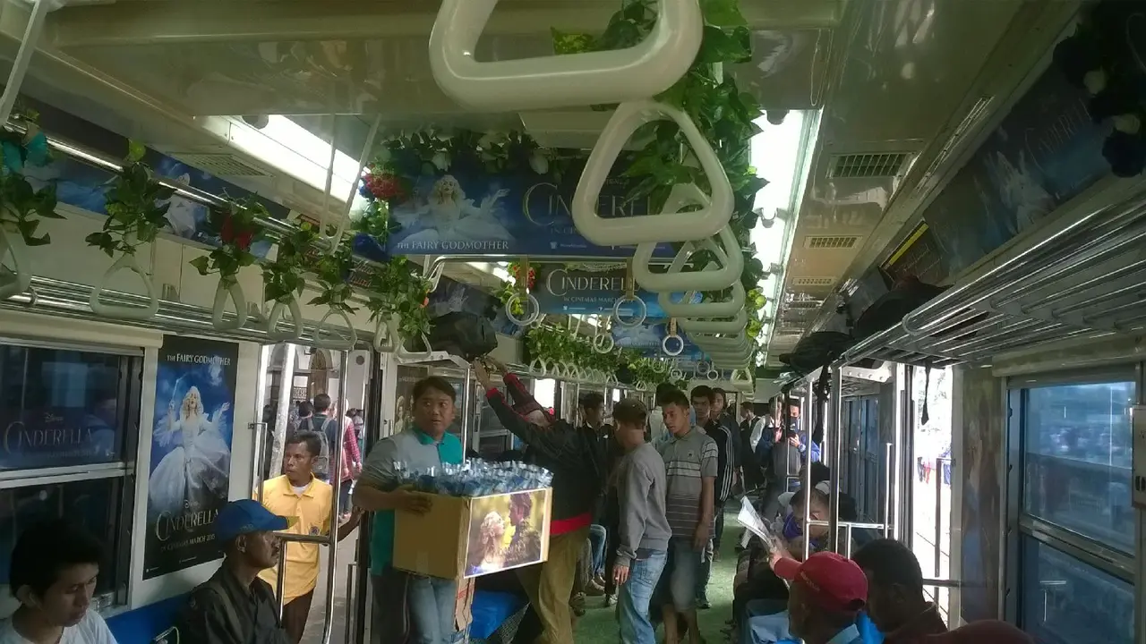 Penampakan KRL 'Cinderella'. Liputan6.com/Bima Firmasnyah))
