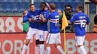 Penyerang Sampdoria, Duvan Zapata (kedua kiri) berselebrasi usai mencetak gol ke gawang Juventus di Liga Serie A italia di Stadion Luigi Ferraris, Italia, (19/11). Kini Sampdoria menduduki peringkat enam klasemen. (AFP Photo/Marco Bertorello)