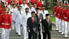 Presiden Joko Widodo dan Wapres Jusuf Kalla bersama lima Gubernur dan Wagub baru melakukan prosesi kirab di Istana Merdeka, Jakarta, Jumat (12/5).  Presiden Joko Widodo melantik lima gubernur/wagub terpilih hasil Pilkada Serentak 2017. (Liputan6.com)