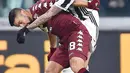 Pemain Juventus, Mario Mandzukic berebut bola dengan pemain Torino, Tomas Rincon dalam lanjutan Coppa Italia di Stadion Allianz, Rabu (3/1). Juventus menang dengan skor akhir 2-0 atas klub sekota mereka, Torino. (Andrea Di Marco/ANSA via AP)