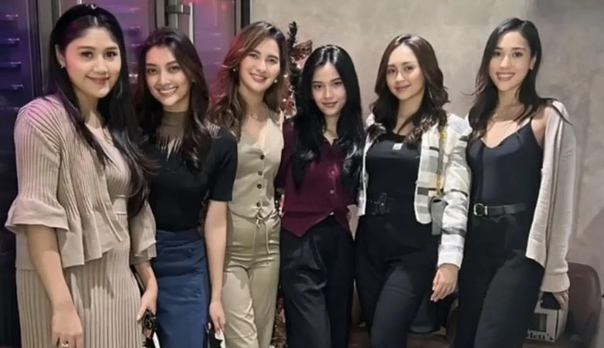 Melengkapi tampilannya dengan membawa tas Hermes putih. Serta sandal mules warna coklat dari Gucci. [@laksmideneefe]