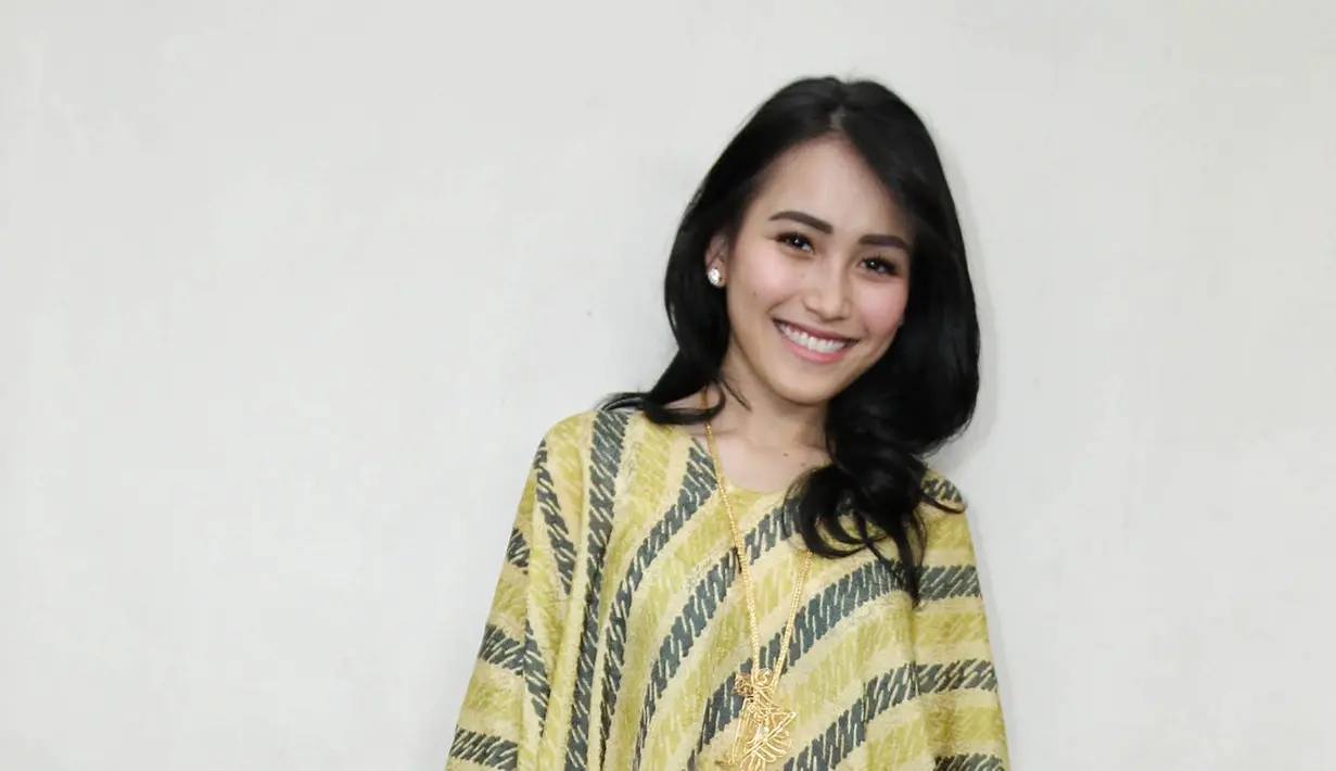 Sebelum acara pemotongan, keluarga Ayu Ting Ting terlihat kompak dengan mengenakan kostum warna kuning bermotif garis-garis warna hitam. Acara pemotongan dimulai sekitar pukul 10.00 WIB. (Adrian Putra/Bintang.com)