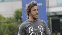 Legenda Barcelona, Carles Puyol, saat bermain futsal di Lapangan Menara Imperium, Jakarta, Selasa (12/3). Pertandingan tersebut merupakan bagian dari kegiatan UEFA Champions League Trophy Tour di Jakarta. (Bola.com/M Iqbal Ichsan)