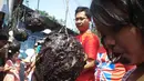 Anak-anak asyik menikmati permainan cabut koin dikawasan Cipinang Melayu, Jakarta, Minggu (17/8/14). (Liputan6.com/Faizal Fanani)
