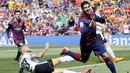 Gol pembuka Barcelona disarangkan Luis Suarez saat laga baru berjalan satu menit. Sepakan kaki kanan Suarez dari dalam kotak penalti gagal dibendung kiper Valencia. (REUTERS/Albert Gea)