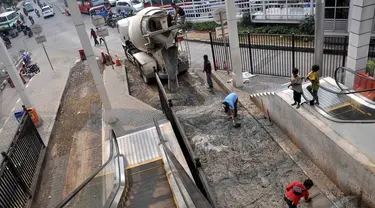 Para pekerja mengecor jalur yang ada di Terminal Manggarai, Jakarta, Minggu (28/8/2014) (Liputan6.com/Miftahul Hayat)