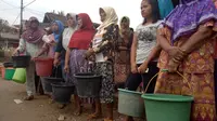 Ratusan emak-emak antri mendapatkan bantuan air bersih (Liputan6.com/Jayadi Supriadin)