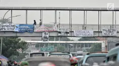 Spanduk dukungan Persija yang terpasang di JPO, Jakarta, Minggu (9/12). Jelang laga penentuan pekan ke-34 Liga 1 antara Persija melawan Mitra Kukar, spanduk dukungan juara The Jakmania bermunculan di JPO jalan Ibu Kota. (Merdeka.com/Iqbal S. Nugroho)