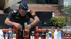 Petugas Kanwil Dirjen Bea dan Cukai Banten menunjukkan rokok dan minuman beralkohol ilegal di Banten (6/3). Barang bukti diamankan atas dugaan pelanggaran kepabeanan dan cukai periode Januari hingga Febuari 2018. (Merdeka.com/Arie Basuki)