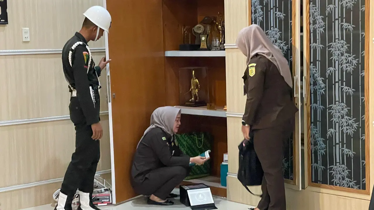 Tim Pidsus Kejati Lampung menggeledah rumah Bupati Lampung Timur, Dawam Raharjo.  Foto : (Istimewa).