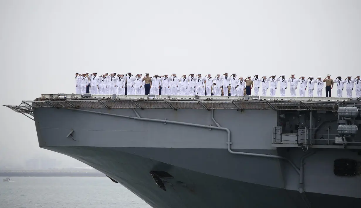 Para prajurit dan wanita memberi hormat di geladak USS America (LHA-6) dalam upacara yang menandai Peringatan 73 Tahun Pendaratan Incheon, di laut lepas pantai Incheon pada tanggal 15 September 2023. (Chung Sung-Jun/POOL/AFP)