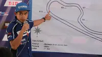 Galang Hendra saat memberi penjelasan teknis kepada pembalap muda di Yamaha Cup Race (YCR) Solo (dok: Yamaha)