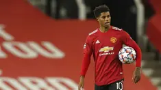 Pemain Manchester United Marcus Rashford berjalan membawa bola saat menghadapi RB Leipzig pada pertandingan Grup H Liga Champions di Stadion Old Trafford, Manchester, Inggris, Rabu (28/10/2020. Manchester United menang 5-0, Marcus Rashford cetak hattrick. (AP Photo/Dave Thompson)