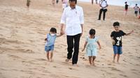 Presiden Jokowi mengajak cucunya bermain di Pantai Nusa Dua Bali di libur lebaran. (Setpres)