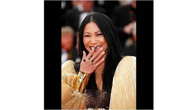 6 Potret Anggun C Sasmi di Red Carpet Festival Film Cannes 2022, Serasi Bareng Suami