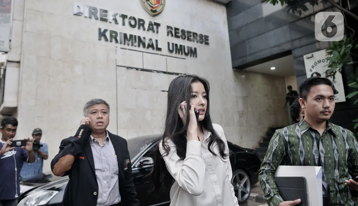 Siwi Widi usai diperiksa penyidik di Polda Metro Jaya, Jakarta, Senin (20/1/2020). Siwi diperiksa sebagai pelapor kasus pencemaran nama baik oleh akun Twitter @digeembok yang menyebut dirinya wanita simpanan alias gundik mantan Dirut Garuda Ari Askhara. (merdeka.com/Iqbal S. Nugroho)