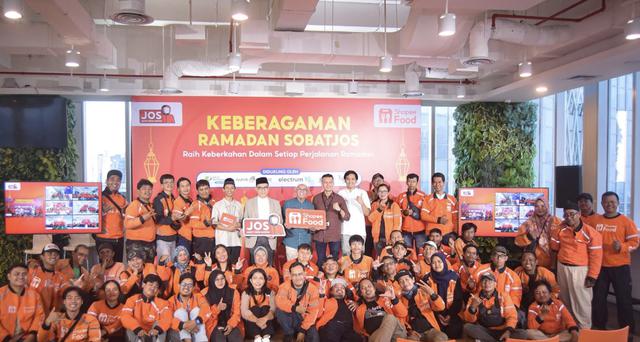 Acara Buka Bersama Akbar Mitra Pengemudi dan Manajemen ShopeeFood turut dihadiri oleh Ustad Gus Bukhori dan Jhody Bejo.