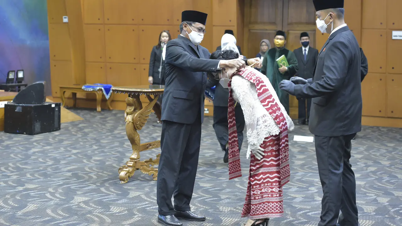 Sekretaris Jenderal Kementerian Pendidikan dan Kebudayaan Ainun Naim melantik Rektor Universitas Negeri Manado Deitje Adolfien Katuuk. (Foto: Istimewa)