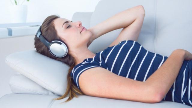 Ilustrasi Mendengarkan Musik