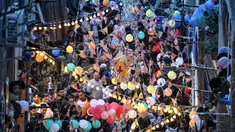 Umat Islam Mesir berkumpul di jalan-jalan yang dipenuhi dengan meja-meja panjang untuk berbuka puasa bersama dalam acara buka puasa bersama di Ezbet Hamada, pinggiran kota Matariya, Kairo, pada 25 Maret 2024. (Khaled DESOUKI/AFP)