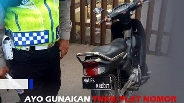 plat motor bertuliskan "MALES KREDIT"