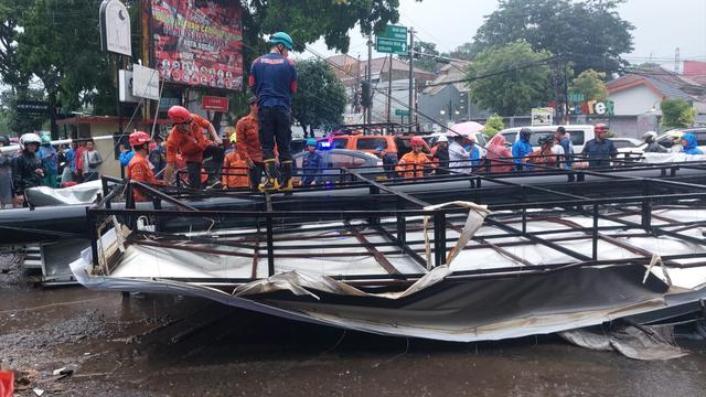 Sebuah billboard atau papan reklame berukuran besar di Jalan Pandu Raya, Kecamatan Bogor Utara, Kota Bogor roboh pada Kamis (30/11/2023).