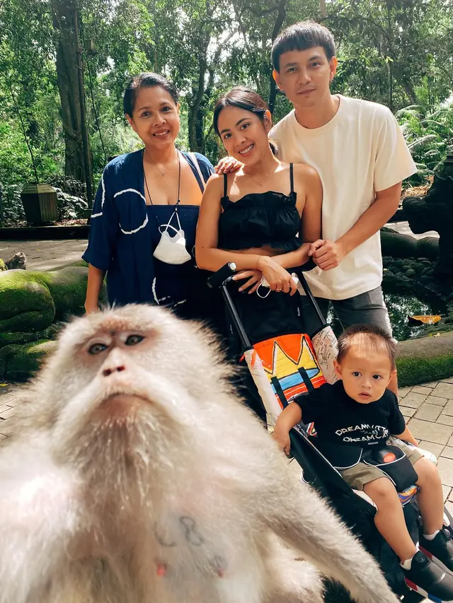 Selfie Bareng Monyet, Ini 7 Potret Liburan Marcell Darwin Bersama Istri dan Anak