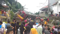 Kereta rel listrik (KRL) Commuterline yang anjlok dan menabrak tiang listrik di Kebon Pedes, Kota Bogor, mengundang perhatian warga sekitar. (Liputan6.com/Achmad Sudarno)