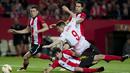 3. Bek Athletic Bilbao, Mikel San Jose, berebut bola dengan penyerang Sevilla, Kevin Gameiro, pada laga Liga Europa di Stadion Ramon Sanchez Pizjuan, Spanyol, Kamis (14/4/2016). Sevilla lolos ke semifinal berkat adu penalti. (AFP/Jorge Guerrero)