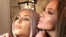 "Saat Kimmy datang, kami selalu melakukan selfie," tulis J.Lo sebagai keterangan foto yang ia unggah di Instagram. (Celebuzz)