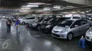 Calon pembeli saat mencari mobil bekas di kawasan WTC Mangga Dua, Jakarta, Jumat (10/6). Pada bulan puasa dan menjelang lebaran Penjualan mobil saat ini belum  mengalami kenaikan harga. (Liputan6.com/Angga yuniar)