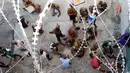 Para tahanan bermain saat mengisi waktu istirahat di dalam Lapas Nasional di pusat kota Port-au-Prince, Haiti, (13/2). Banyaknya narapidana yang belum menjalani sidang putusan tetapi harus ditahan membuat kamar tahanan penuh. (AP Photo/Dieu Nalio Chery)