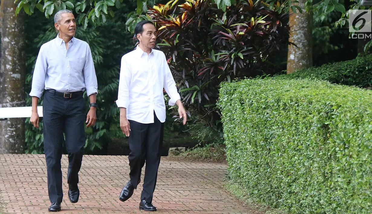 Presiden Joko Widodo bersama Presiden AS ke-44, Barack Obama berkeliling Kebun Raya Bogor menuju Grand Garden di Bogor, Jumat (29/6). Jokowi mengajak Obama berkeliling Kebun Raya untuk berbincang santai di Grand Garden. (liputan6.com/Angga Yuniar)