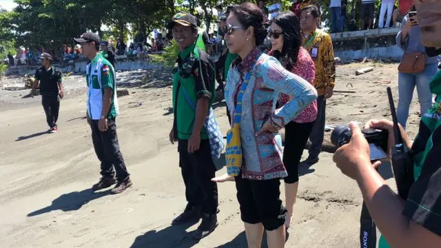 Menteri BUMN Rini Soemarno menikmati pemandangan Pantai Nabire, Papua, Rabu (21/11/2017). (Vina/Liputan6.com)