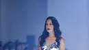 Sophia Latjuba tampil anggun dengan gaun bernuansa metalik dan punggung transparan [dok. JFW 2023]