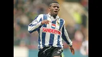 Chris Bart-Williams yang belum lama wafat pada 24 Juli 2023 di usia 49 tahun, tercatat sebagai salah pemain termuda yang pernah mencetak hattrick di Premier League. Momen itu terjadi pada pekan ke-39 Premier League musim 1992/1993 saat Sheffield Wednesday menang 5-2 atas tamunya Southampton (12/4/1993). Chris Bart-Williams masih berusia 18 tahun 300 hari saat laga tersebut. Hattrick tersebut menjadi satu-satunya hattrick yang dibuatnya selama 8 musim merumput di Premier League. (premierleague.com)