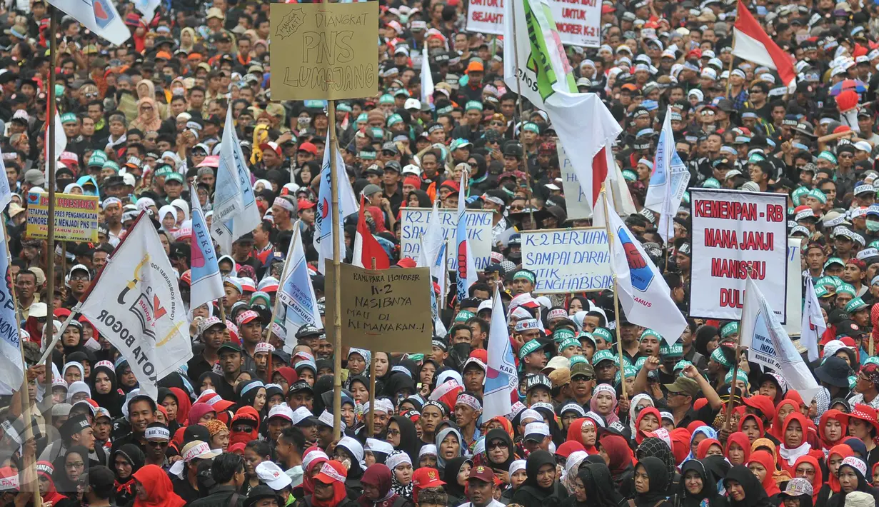 Ribuan orang yang tergabung dalam Forum Honorer Kategori 2 (FHK2I) berunjuk rasa di depan Istana Merdeka, Jakarta, Rabu (10/2). Guru honorer dari seluruh Indonesia itu menuntut Pemerintah agar mengangkat mereka sebagai PNS. (Liputan6.com/Gempur M Surya)