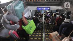 Sejumlah penumpang kereta kereta api jarak jauh menuruni tangga pintu keluar di Stasiun Pasar Senen, Jakarta Pusat, Senin (9/5/2022). PT Kereta Api Indonesia (KAI) mengungkapkan gelombang arus balik pemudik pada H+7 Lebaran 2022 terpantau masih tinggi. Tercatat sebanyak 40.800 penumpang tiba pada hari Senin ini dikarenakan penundaan waktu sekolah dan pelaksanaan Work From (WFH). (merdeka.com/Iqbal S Nugroho)
