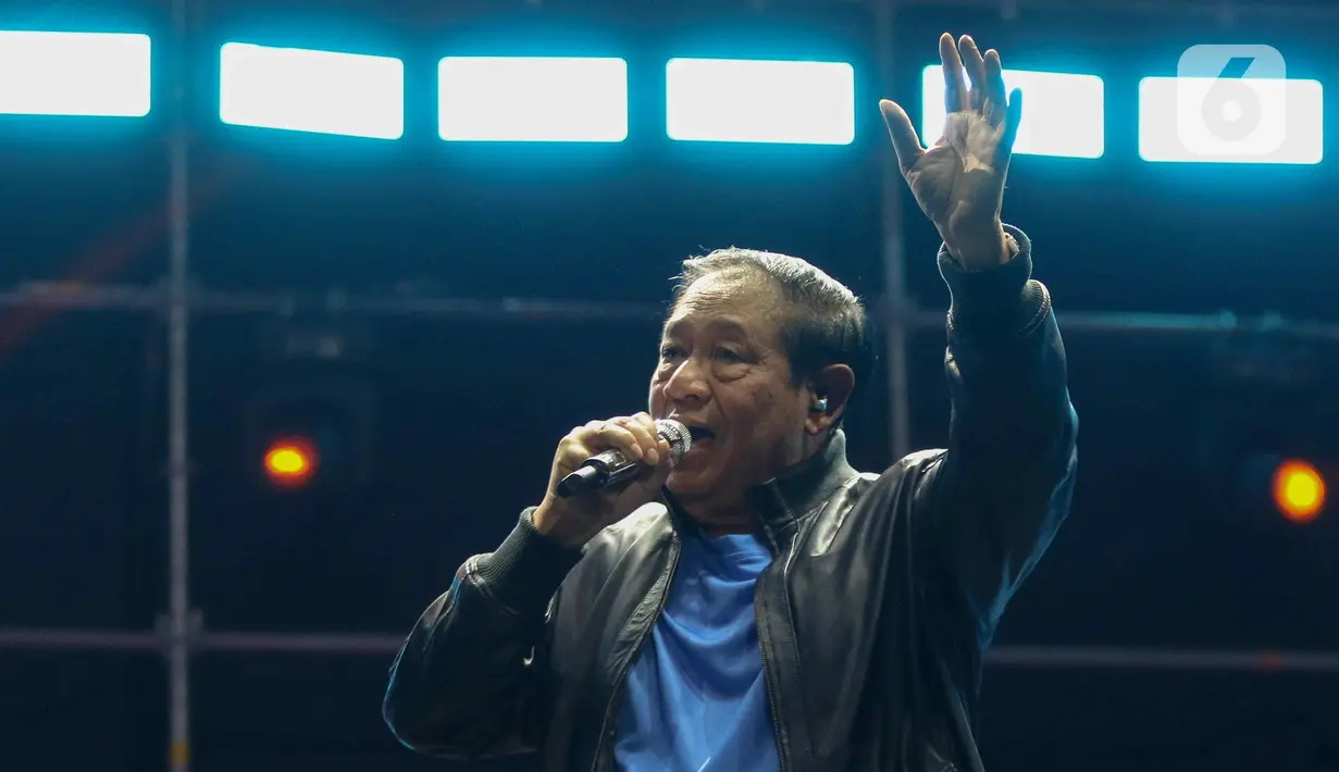Dalam penampilannya SBY juga membawakan beberapa lagu, seperti Jamrud yang berjudul 'Pelangi di Matamu', lanjut lagu dari Tipe-X dan Naff. (Liputan6.com/Herman Zakharia)