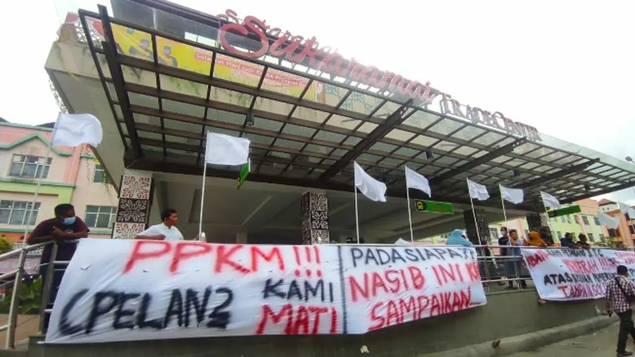 Pedagang di Sukaramai Trade Center mengibarkan bendera putih karena frustasi PPKM level 4 diperpanjang lagi.