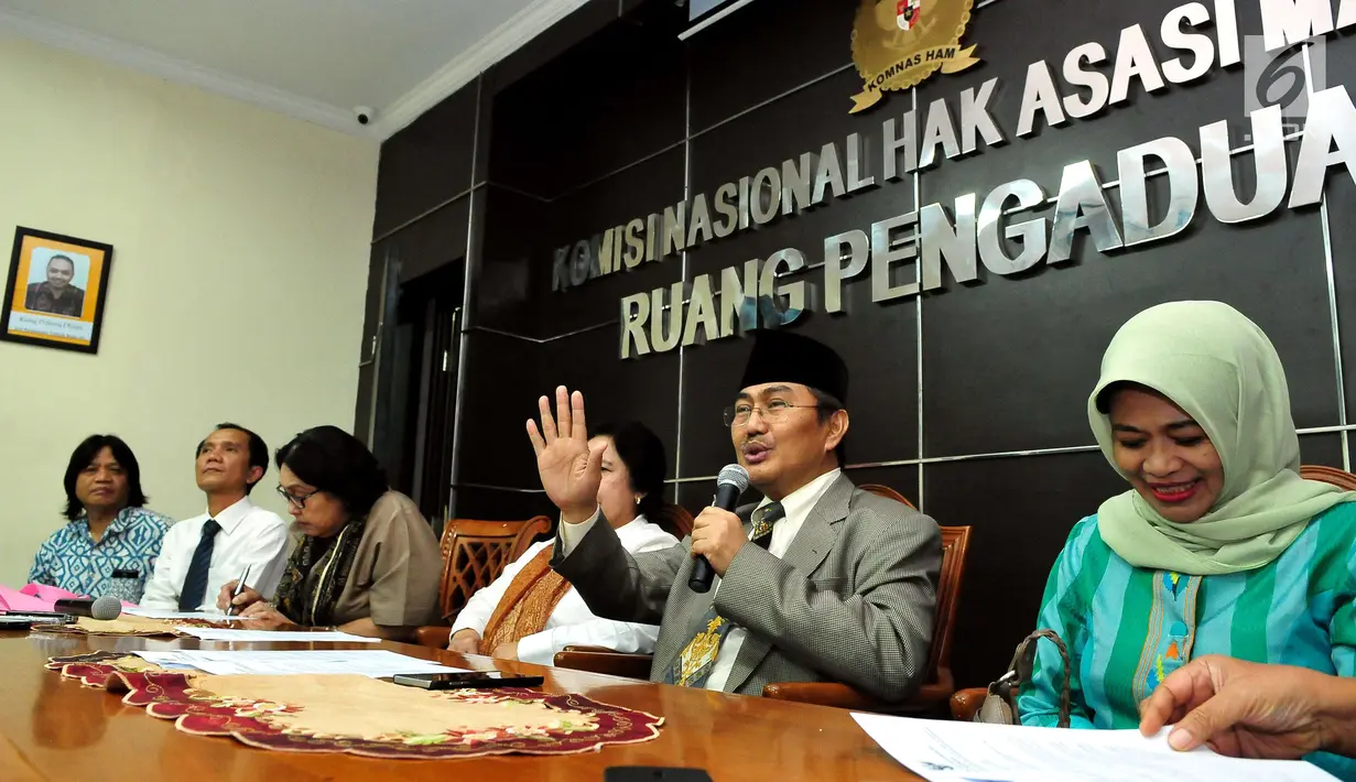 Ketua Panitia Seleksi calon anggota Komnas HAM, Jimly Asshiddiqie mengumumkan 14 nama yang lolos seleksi akhir di Kantor Komnas HAM, Jakarta, Rabu (2/8). (Liputan6.com/Helmi Afandi)