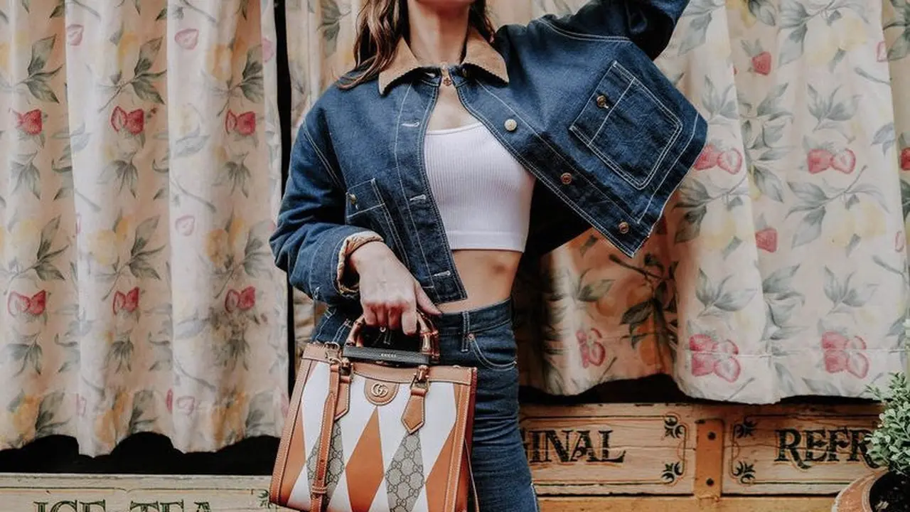 Style Jaket Jeans Wanita dari Para Artis Tanah Air