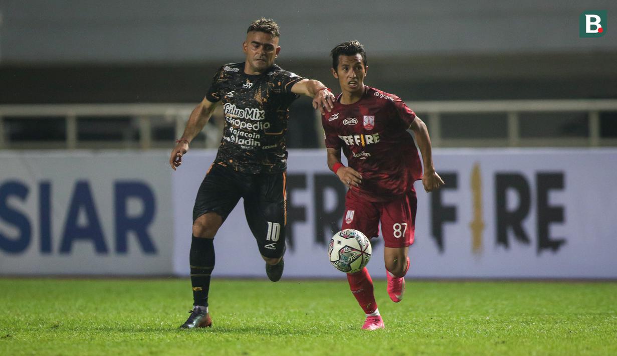 <p>Pemain Persis Solo, Mochamad Shulton Fajar (kanan) berebut bola dengan pemain Rans Cilegon FC, Cristian Gonzales dalam laga final Liga 2 2021 di Stadion Pakansari, Bogor, Kamis (30/12/2021). (Bola.com/Bagaskara Lazuardi)</p>