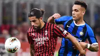 Bek AC Milan, Ricardo Rodriguez, berebut bola dengan striker Inter Milan, Lautaro Martinez, pada laga Serie A di Stadion San Siro, Milan, Sabtu (21/9). Milan kalah 0-2 dari Inter. (AFP/Miguel Medina)
