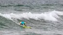 Seekor anjing, Sugar Rustan ambil bagian dalam kompetisi Surf City Surf Dog di Huntington Beach, California pada 28 September 2019. Para anjing menunjukkan keahlian mereka dengan menaklukkan ombak setinggi satu sampai tiga kaki. (Kyle Grillot / AFP)