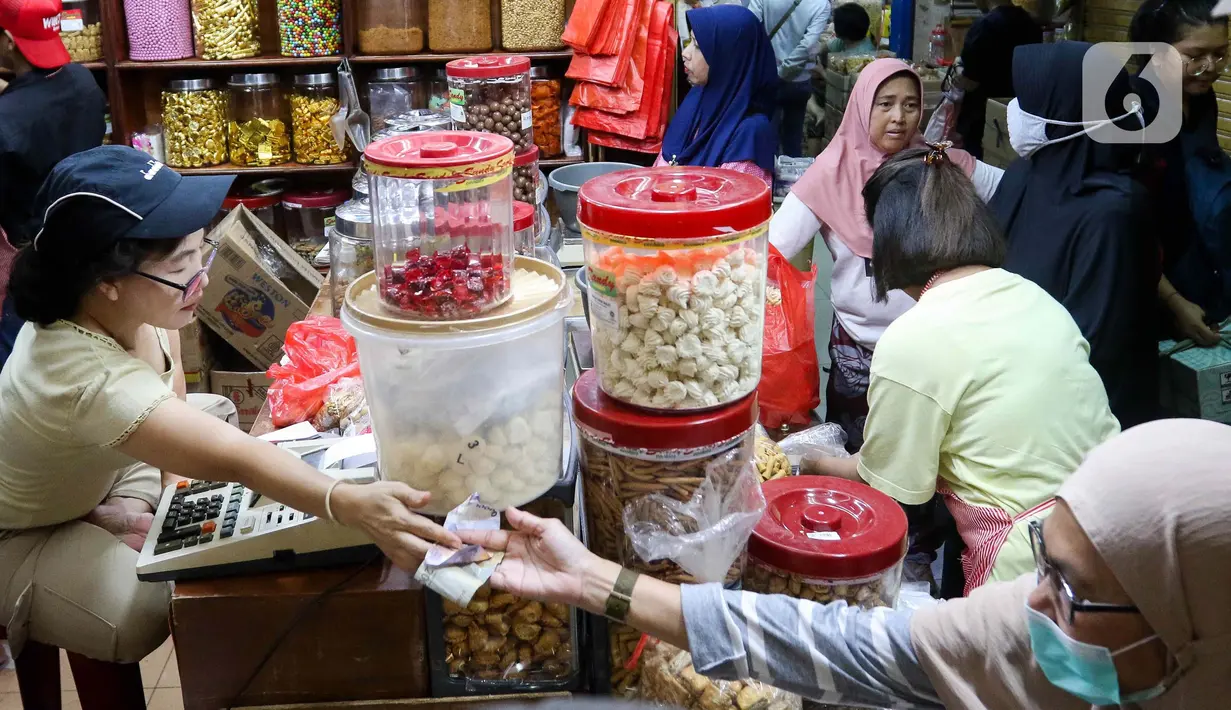 Warga membeli kue kering di salah satu pusat penjualan kue di pasar Jatinegara, Jakarta, Kamis (28/3/2024). (Liputan6.com/Herman Zakharia)