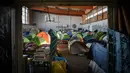 Sejumlah tenda terlihat di gimnasium yang ditempati migran di lycee Jeanne-Bernard di Saint-Herblain, Prancis (28/3). Sebuah keputusan pengadilan 28 Maret 2019, menyusul  permintaan  keuskupan, pemilik situs, untuk mengusir para migran yang menempati gymnasium.  (AFP Photo/Loic Venance)